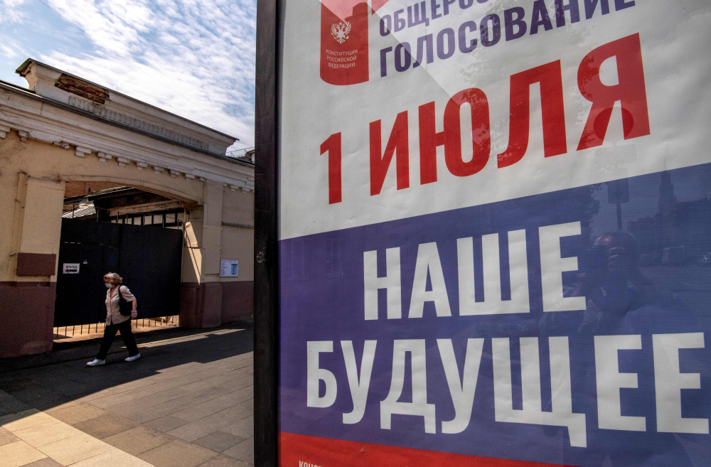 Плакат с рекламой поправок в Конституцию. Фото YURI KADOBNOV / TASS / Scanpix / Leta