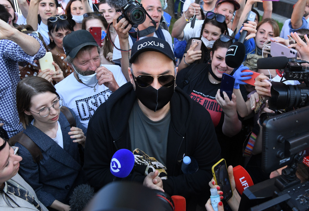 Кирилл Серебренников в окружении толпы сторонников после оглашение приговора. Фото Kirill KUDRYAVTSEV / AFP/ Scanpix/Leta