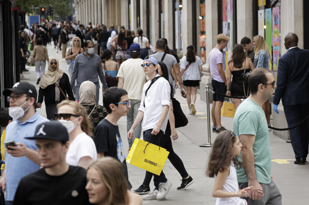 Жители Лондона (Великобритания) заполонили торговые улицы после того, как магазинам разрешили открыться. Фото Matt Dunham/AP/ Scanpix/Leta