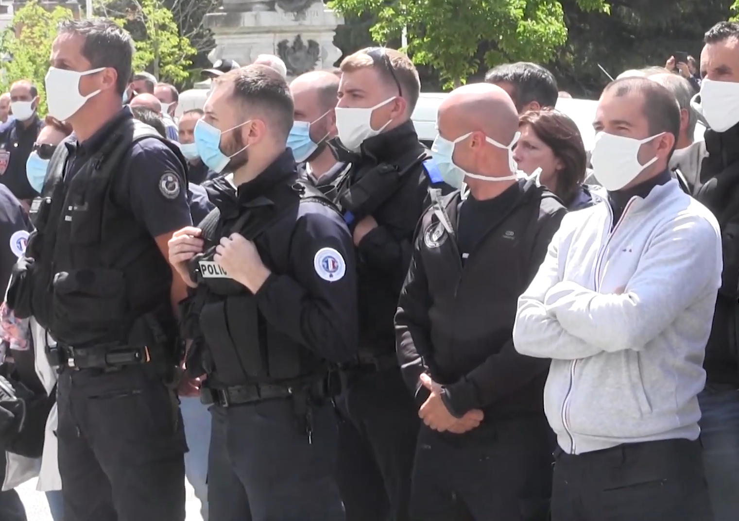 Французские полицейские на акции протеста после обвинений в расизме. Скриншот видео Ouest-France