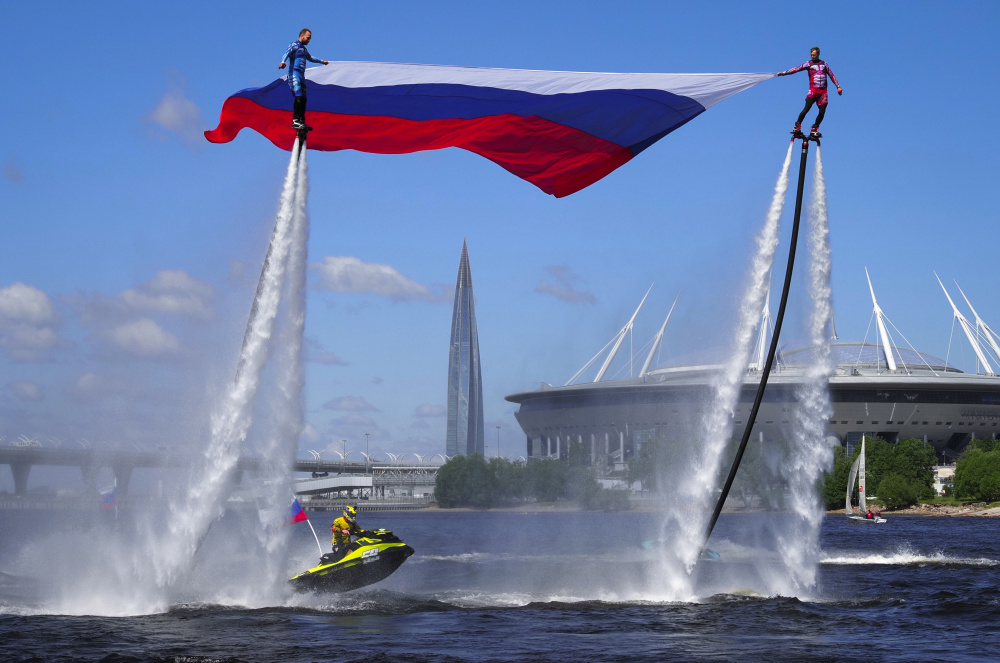 Поднятие флага в Санкт-Петербурге. Фото Dmitri Lovetsky / TASS / Scanpix / Leta