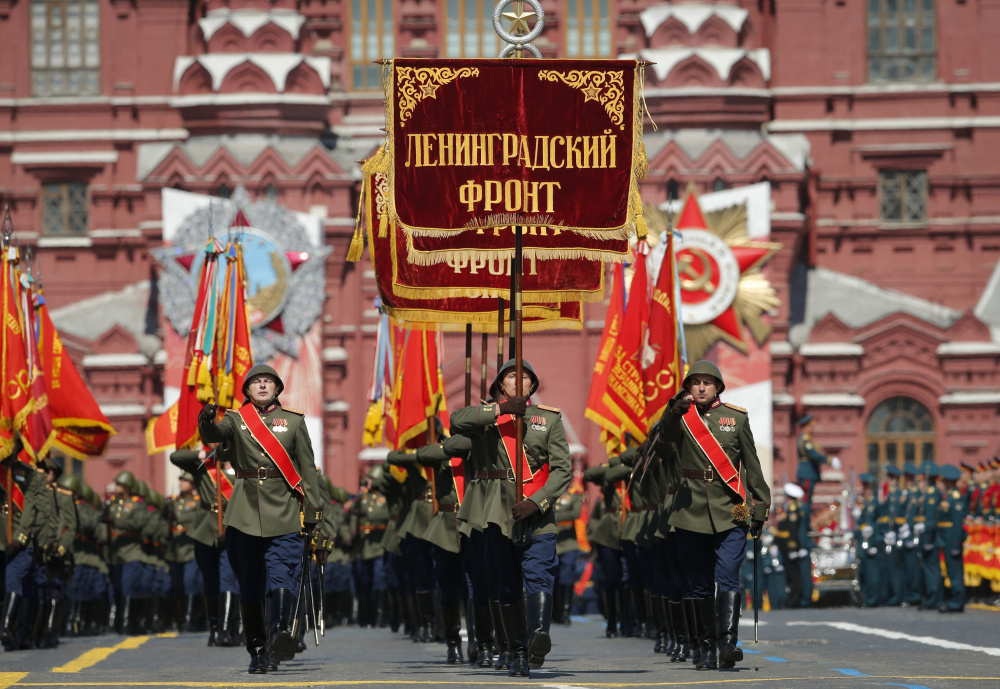 Российские солдаты маршируют на Красной площади в день Парада Победы в честь 75-летия нацистского поражения на Красной площади в Москве, Россия, среда, июня 24, 2020