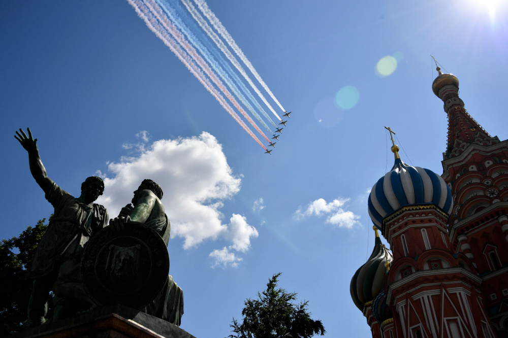 Штурмовики Су-25 выпускают «триколор» на параде Победы 24 июня 2020 года. Фото Alexander NEMENOV / AFP)/Scanpix/Leta