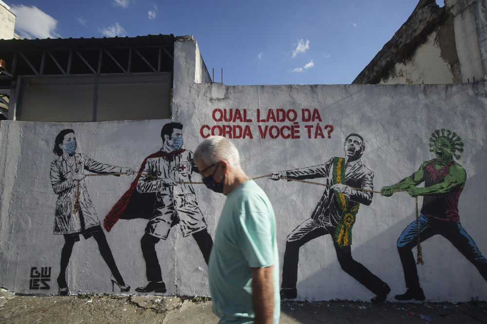 Граффити с изображением медиков, президента Жаира Болсонару и коронавируса с надписью «На какой стороне ты?» на улицах Сан-Паулу, столицы Бразилии, где стремительно растет число случаев заболевания коронавирусом. Фото Cris Faga/SIPA/Scanpix/Leta