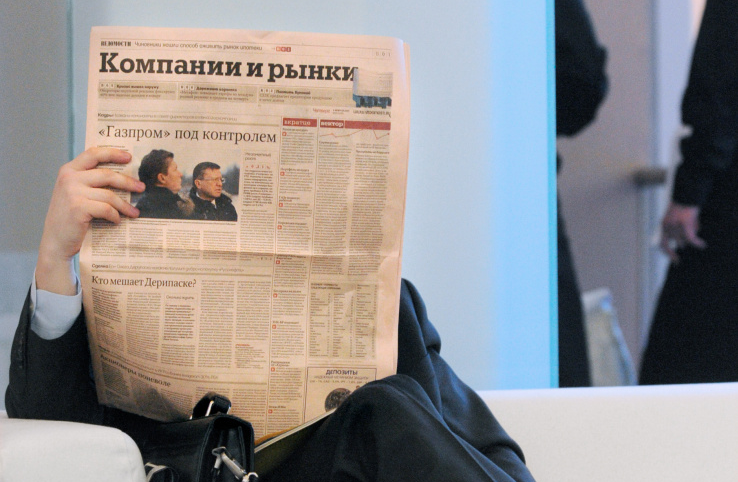 Мужчина читает "Ведомости". Фото Filippov Alexei / TASS / Scanpix / Leta