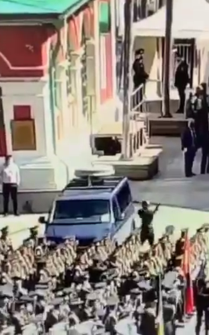 Видео нападения солдата на машину ФСО перед парадом в Москве. Скриншот Baza