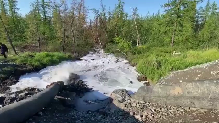 Скриншот видео со сброса отходов в тундру в Норильске.