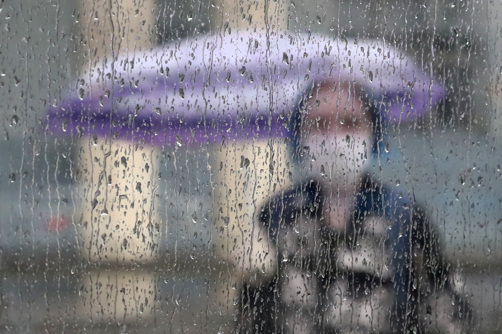 Женщина под зонтом. Фото Anton Novoderezhkin / TASS / Scanpix / Leta