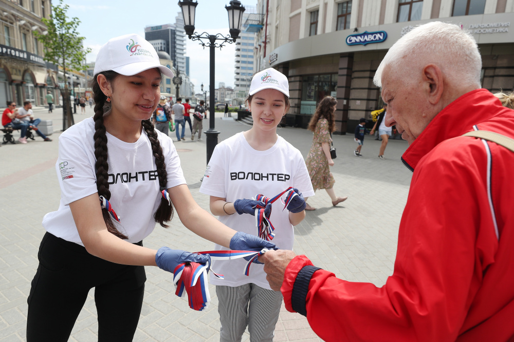 Волонтеры раздают ленточки с цветами российского флага в Казани. Фото Yegor Aleyev / TASS / Scanpix / Leta