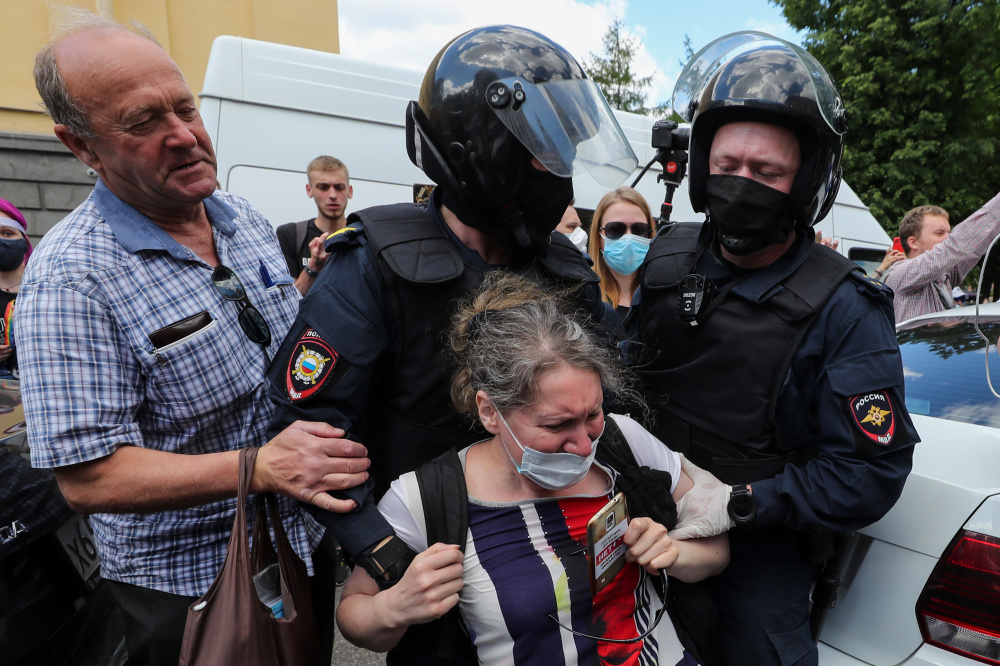 Задержания у здания суда после оглашения приговора Филинкову и Бояршинову. Фото Peter Kovalev/TASS/Scanpix/Leta