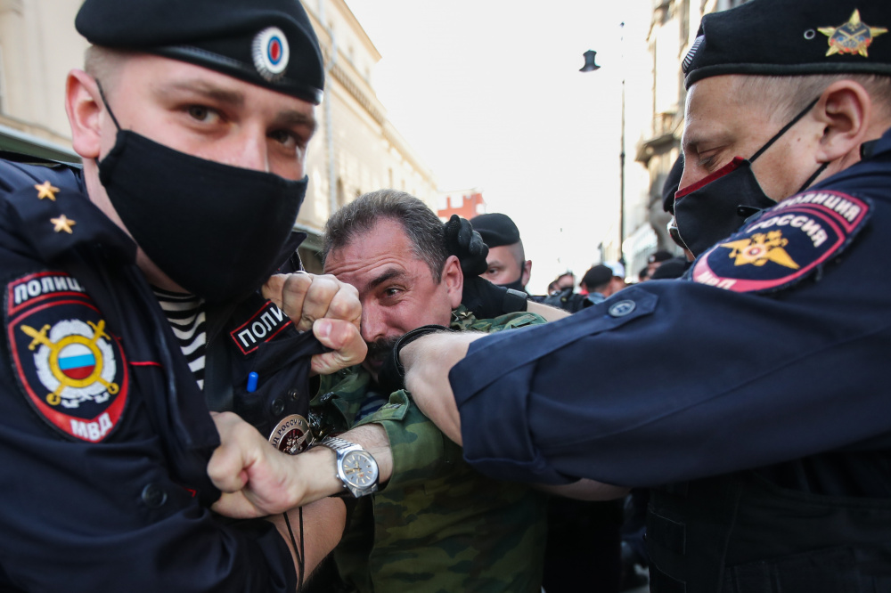 Полицейские задерживают мужчину на митинге. Фото Sergei Karpukhin / TASS / Scanpix / Leta