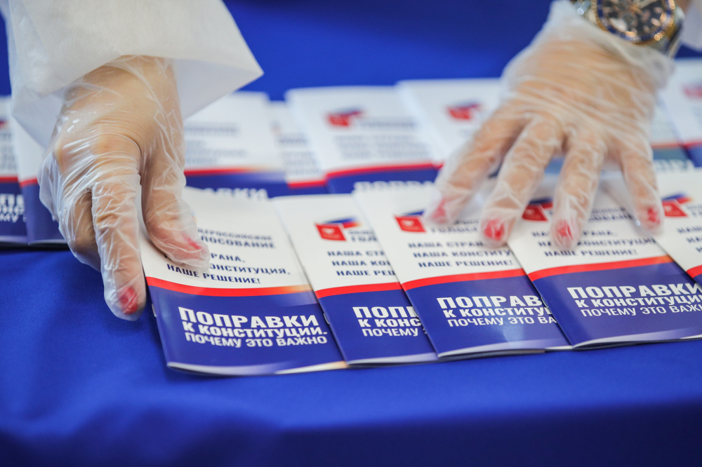 Член подмосковного УИК выкладывает брошюры с новой редакцией Конституции РФ, 27 июня 2020 года. Фото Sergei Bobylev/TASS/Scanpix/Leta