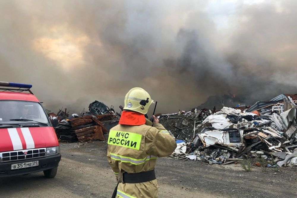 Сотрудники МЧС работают на месте пожара в Норильске. Фото TASS/Scanpix/Leta