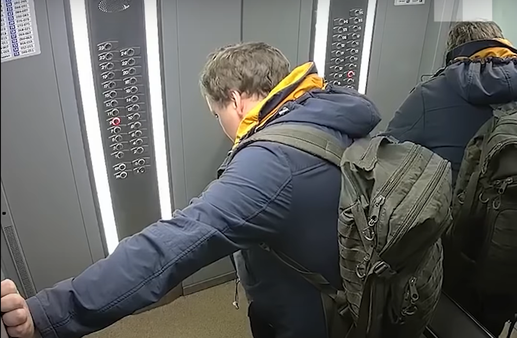 Владимир Таушанков в лифте. Фото: кадр видео 