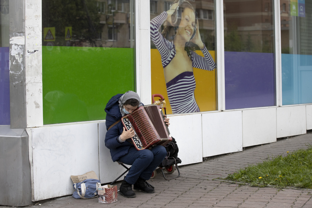 Женщина играет на аккордеоне. Фото Alexander Zemlianichenko / TASS / Scanpix / Leta