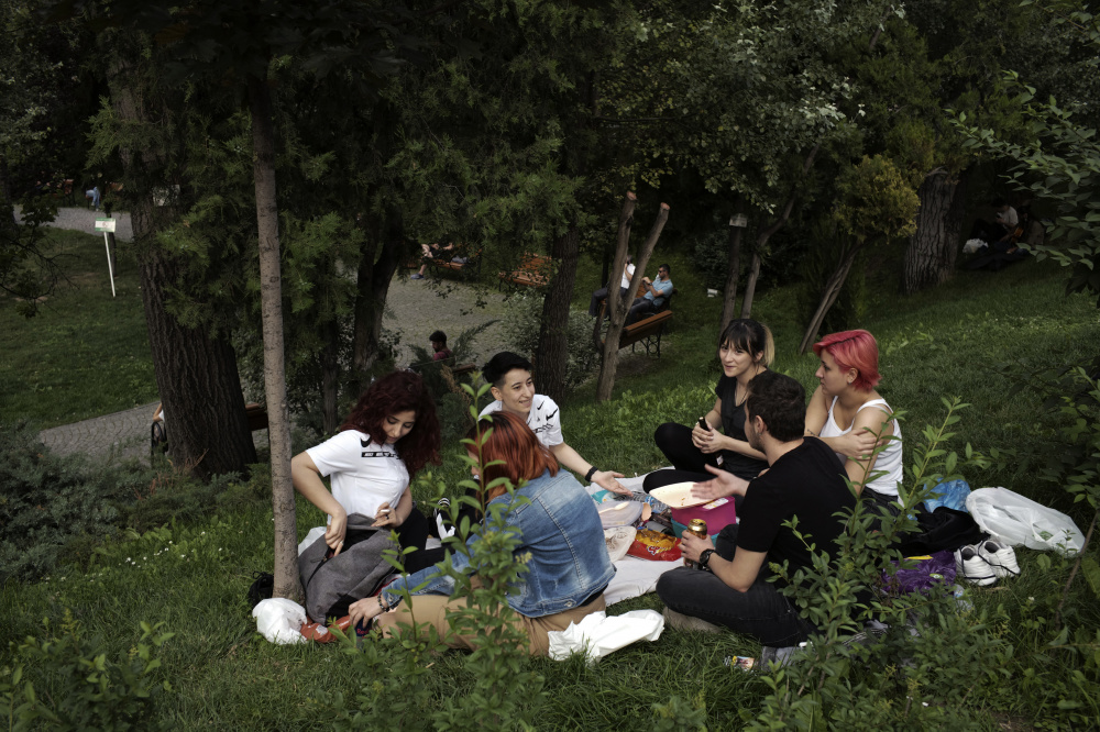 Молодые люди отдыхают в парке. Фото AP Photo/Scanpix/Leta