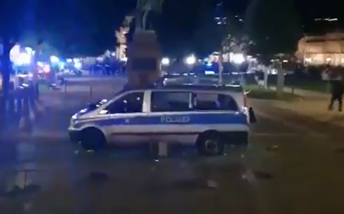 улиганы атакуют полицейскую машину, Штутгарт, 21 июня 2020 г. Скриншот видео Grandnews.