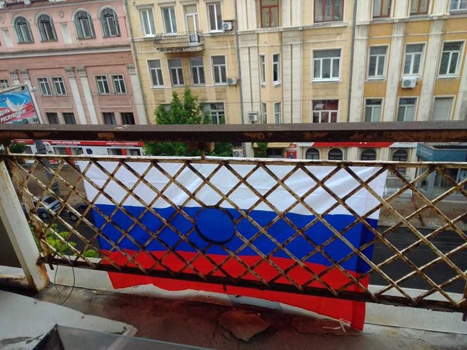 Российский флаг на балконе квартиры Евгении Йепес. Фото предоставлено «Спектру» ее мужем Аннивалом.