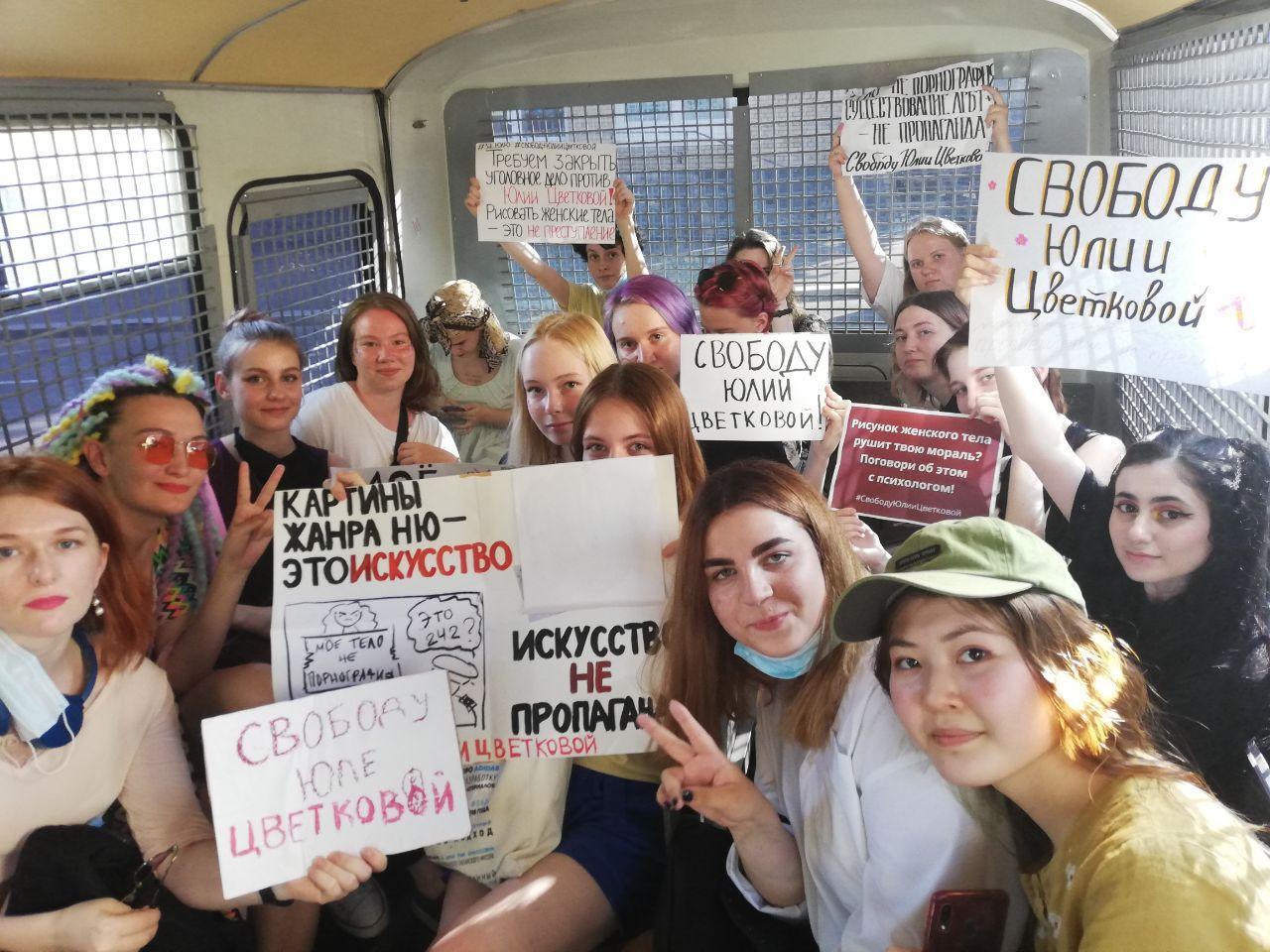 Участницы пикетов в поддержку ЛГБТ-активистки Юлии Цветковой в автозаке, 27 июня 2020 года. Фото телеграм-канала «СоцФем Альтернатива».