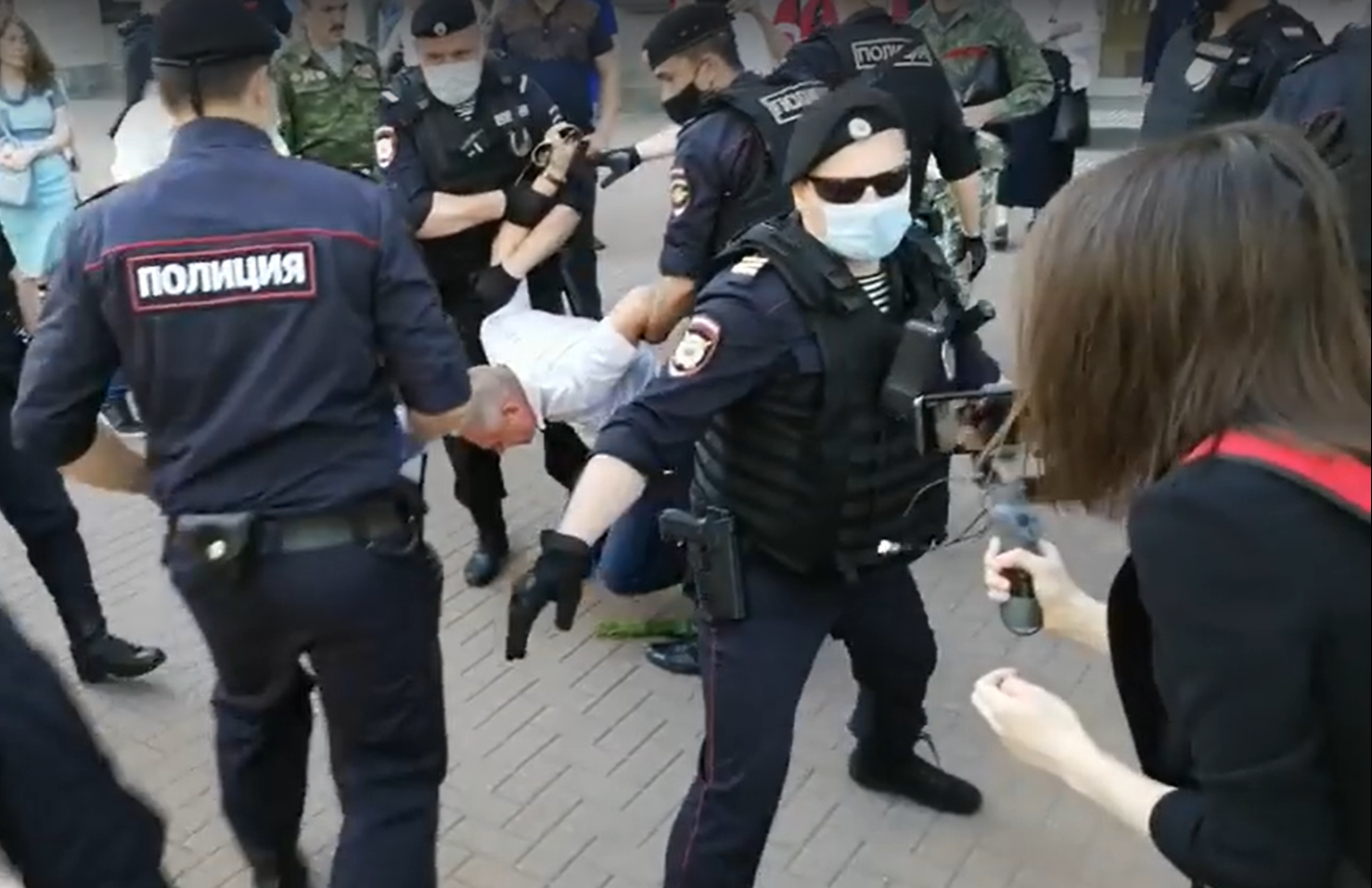 Задержание участника акции против «фашизации России» 22 июня 2020 года. Скриншот видео Николая Игрокова / fb.com