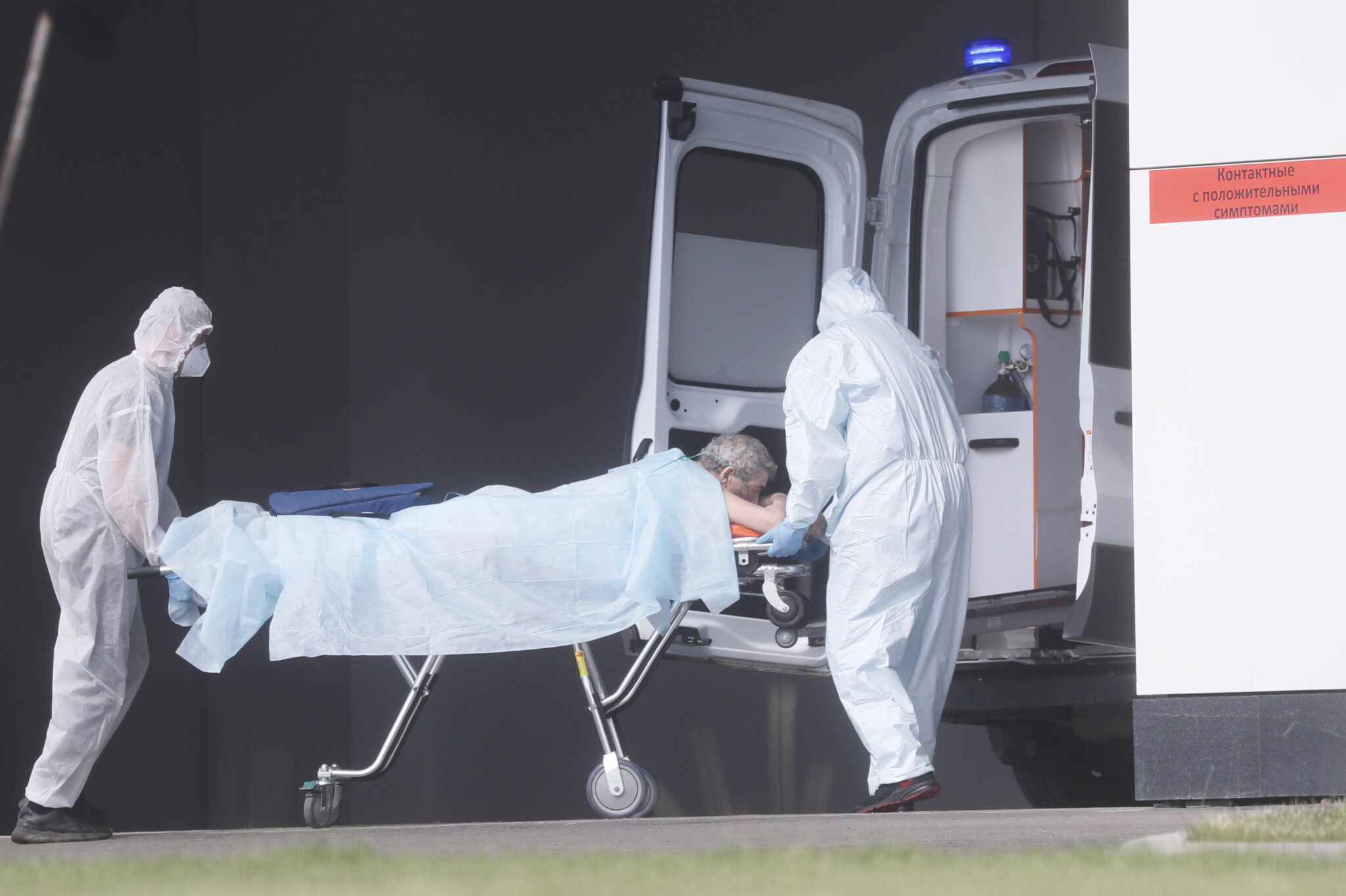 Медики транспортируют мужчину с симптомами коронавируса. Фото MAXIM SHIPENKOV
/ TASS / Scanpix / Leta