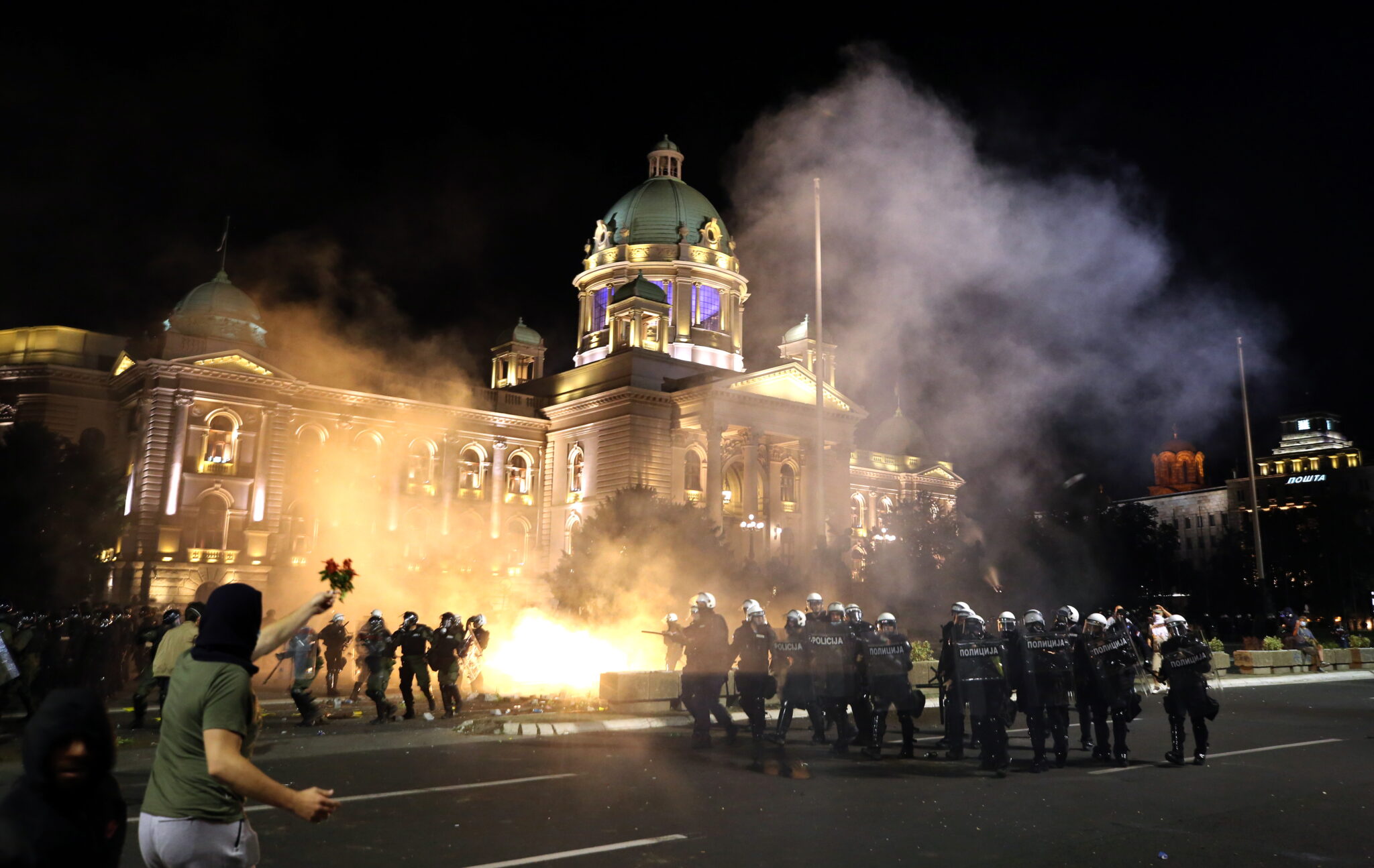 Полиция прибыла к парламенту елграда, где собрались протестующие. Фото KOCA SULEJMANOVIC/EPA/ Scanpix/Leta