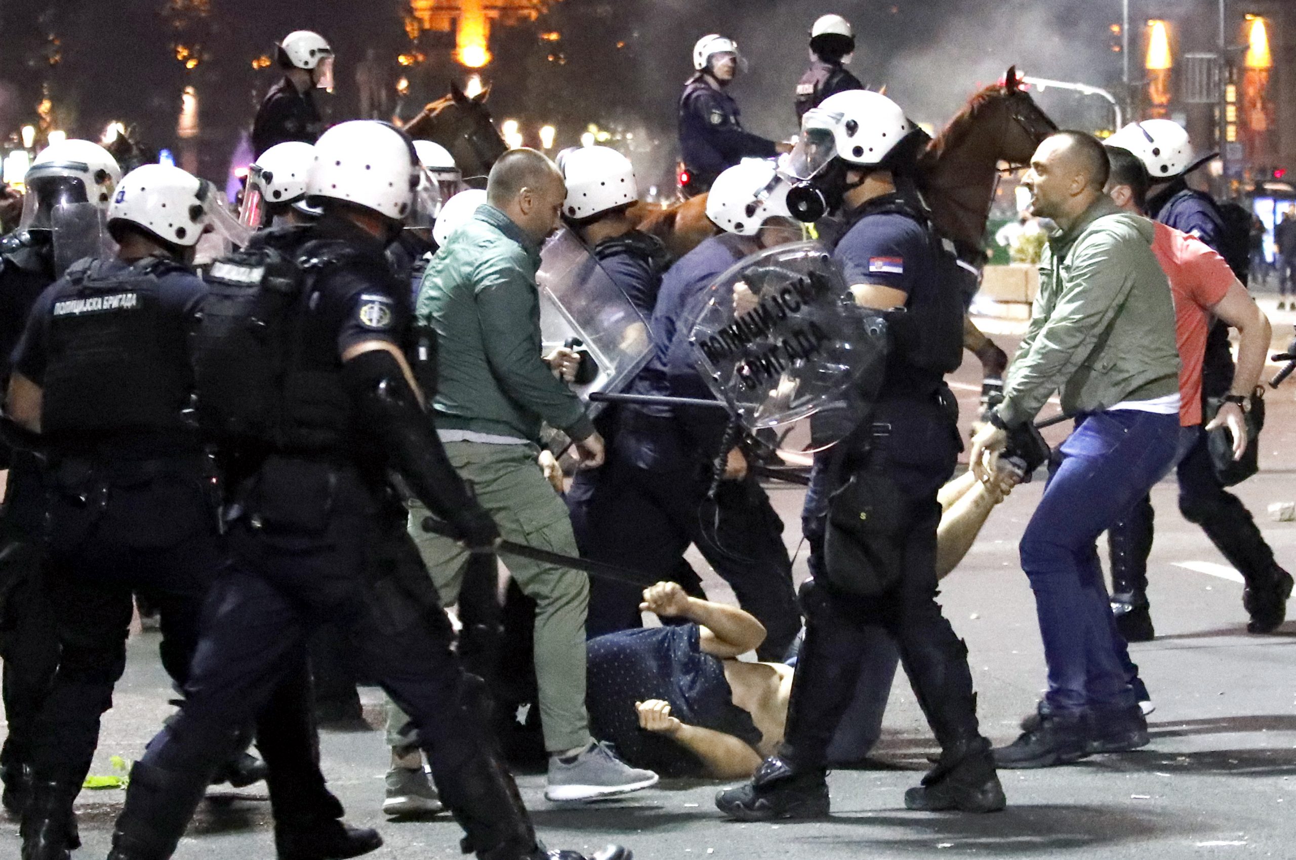 Полиция задерживает участника протеста в Белграде. Фото EPA/KOCA SULEJMANOVIC/Scanpix/Leta
