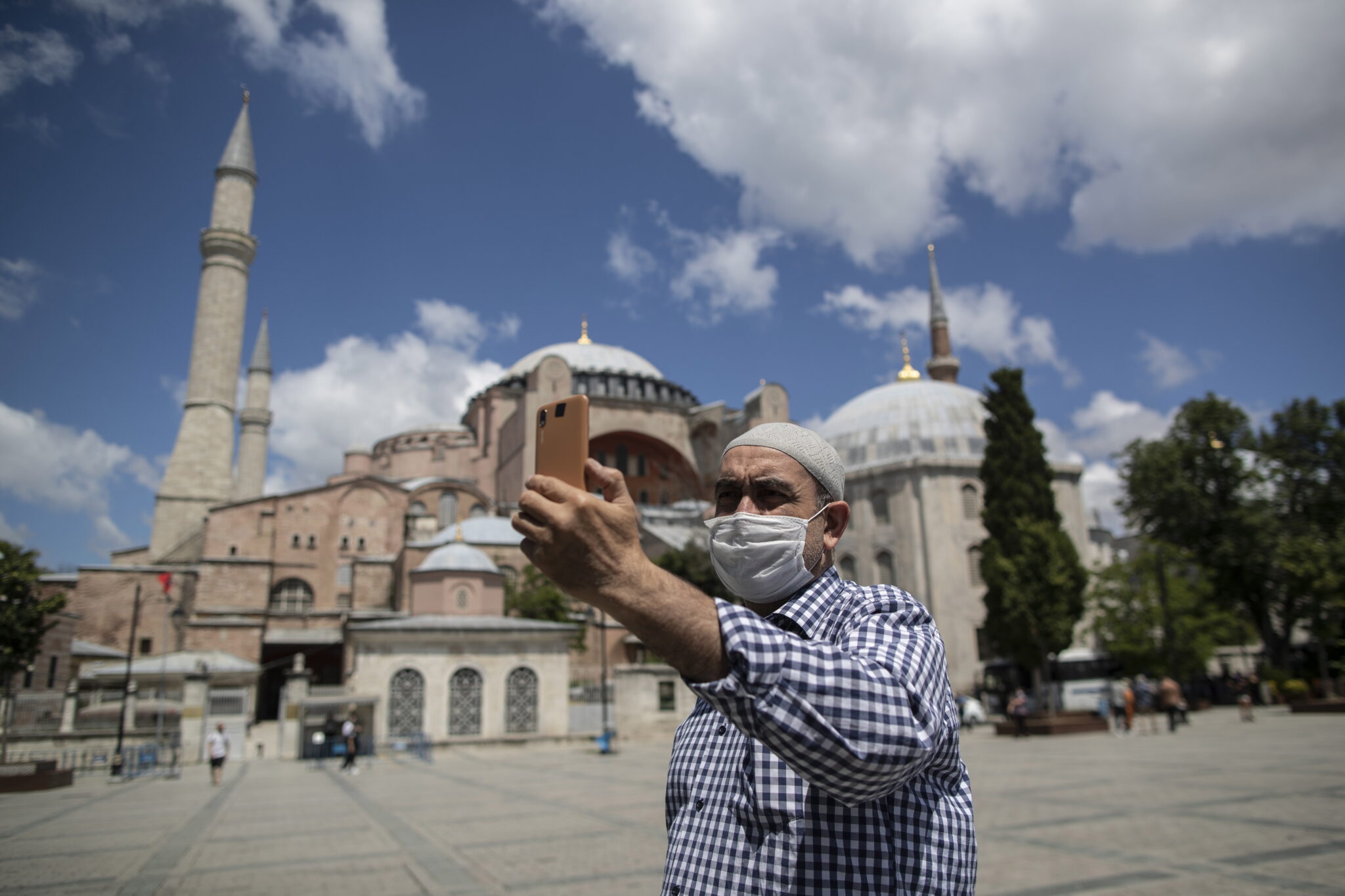 Мужчина делает селфи рядом с Собором Святой Софии, 10 июля – в день, когда здание снова превратилось в мечеть. Фото ERDEM SAHIN/EPA/Leta/Scanpix