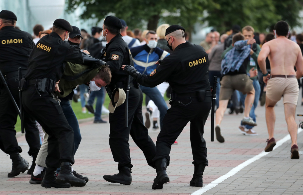 Сотрудники ОМОНа задерживают участника акции за честные выборы в Минске, 14 июля 2020 года. Фото EPA/Scanpix/Leta.