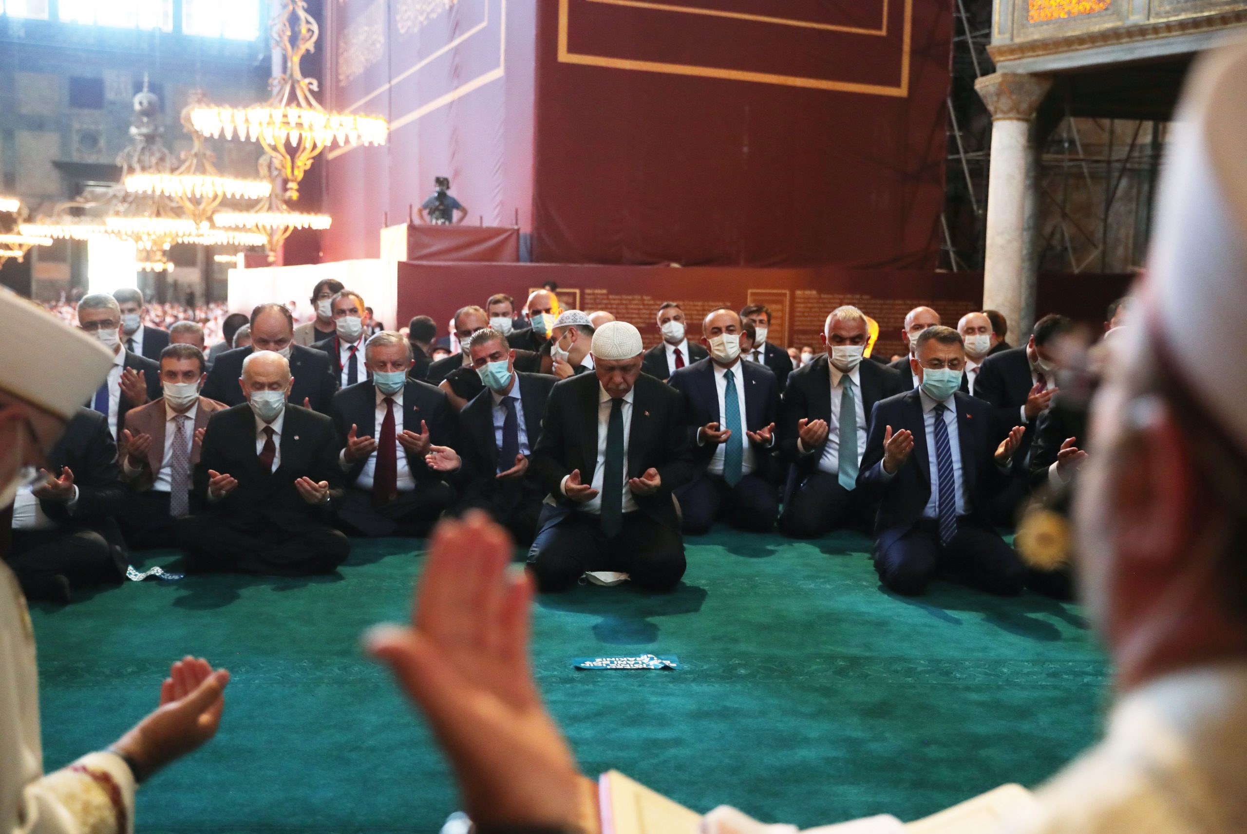 Эрдоган (в центре) во время первого за 86 лет намаза в Айя-Софии. Фото EPA/TURKISH PRESIDENT PRESS OFFICE/ Scanpix/Leta