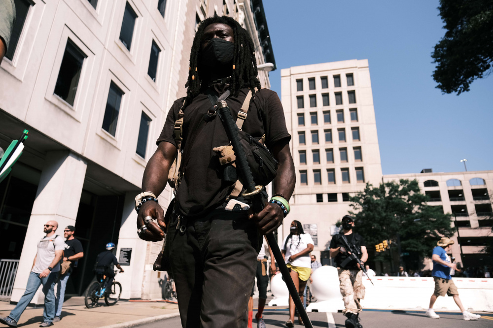 Участник протеста против расизма с мечом, Ричмонд, 4 июля 2020 года. Фото AFP/Scanpix/Leta