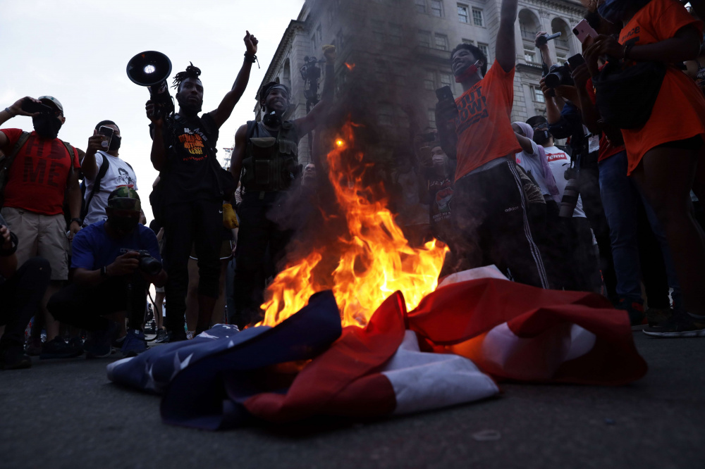 Движение Black Lives Matter сжигает флаг США в Вашингтоне, 4 июля 2020 года. Фото AFP/Scanpix/Leta