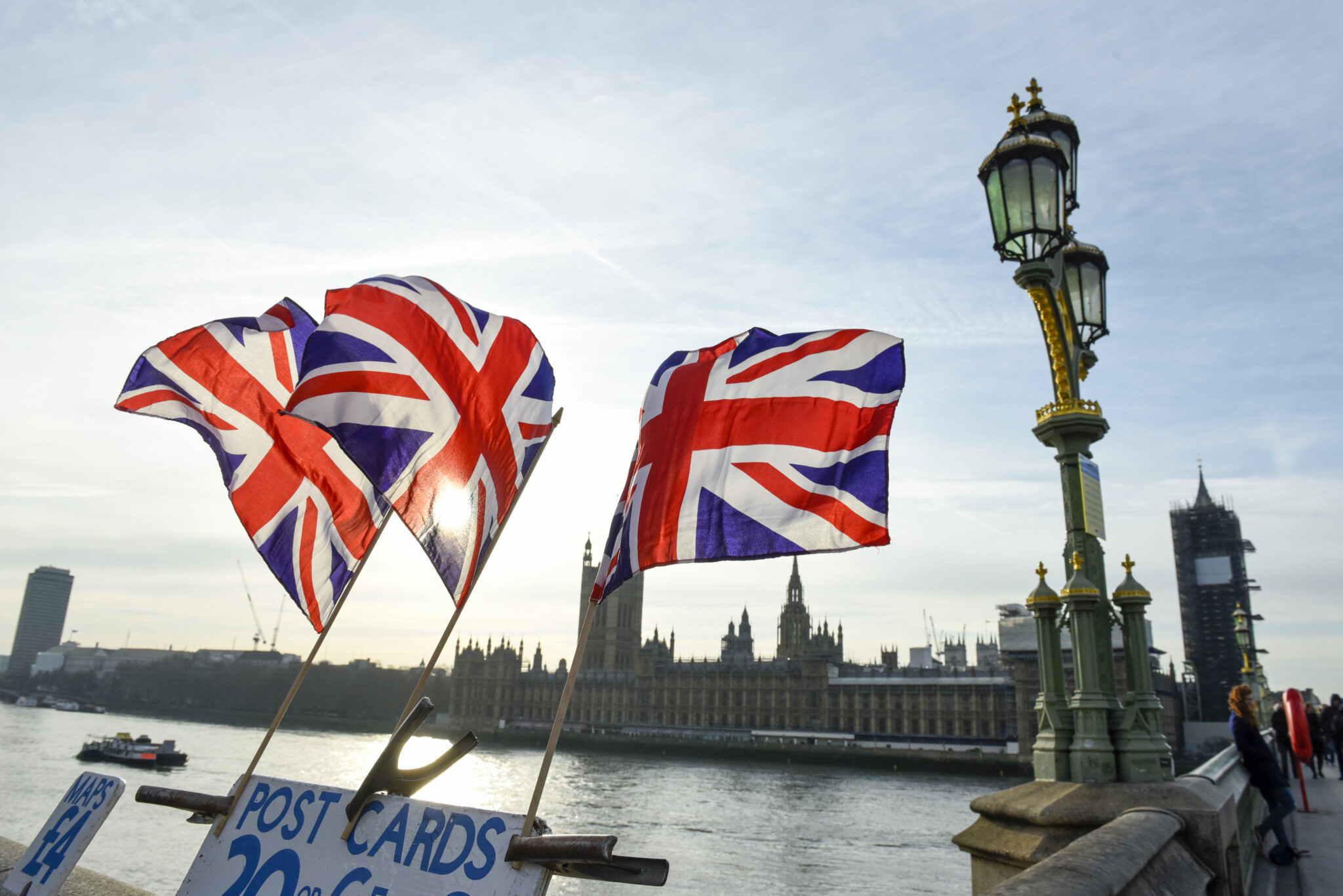 Британские флаги на фоне здания парламента в Лондоне. Фото Stephen Chung/London News/Scanpix/Leta