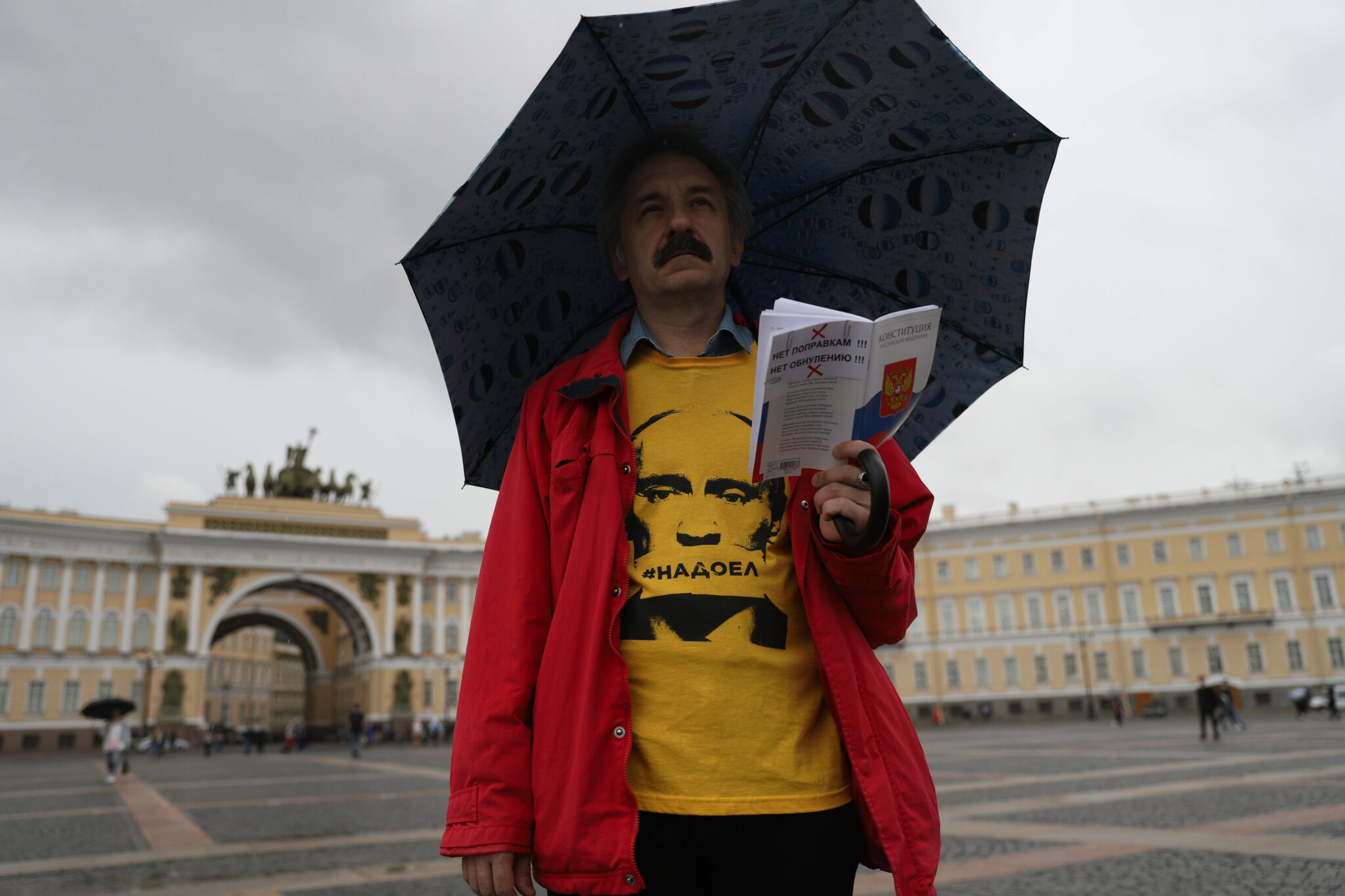 Мужчина в футболке с надписью «Надоел». Фото Sergei Mikhailichenko / TASS / Scanpix / Leta