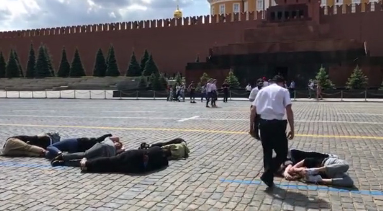 Активисты выложили 2036 телами на Красной площади. Скриншот видео «Дождя».
