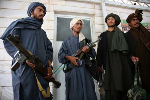Бывшие боевики «Талибана» складывают оружие. Фото Fraidoon Poya/UNAMA/Flickr 