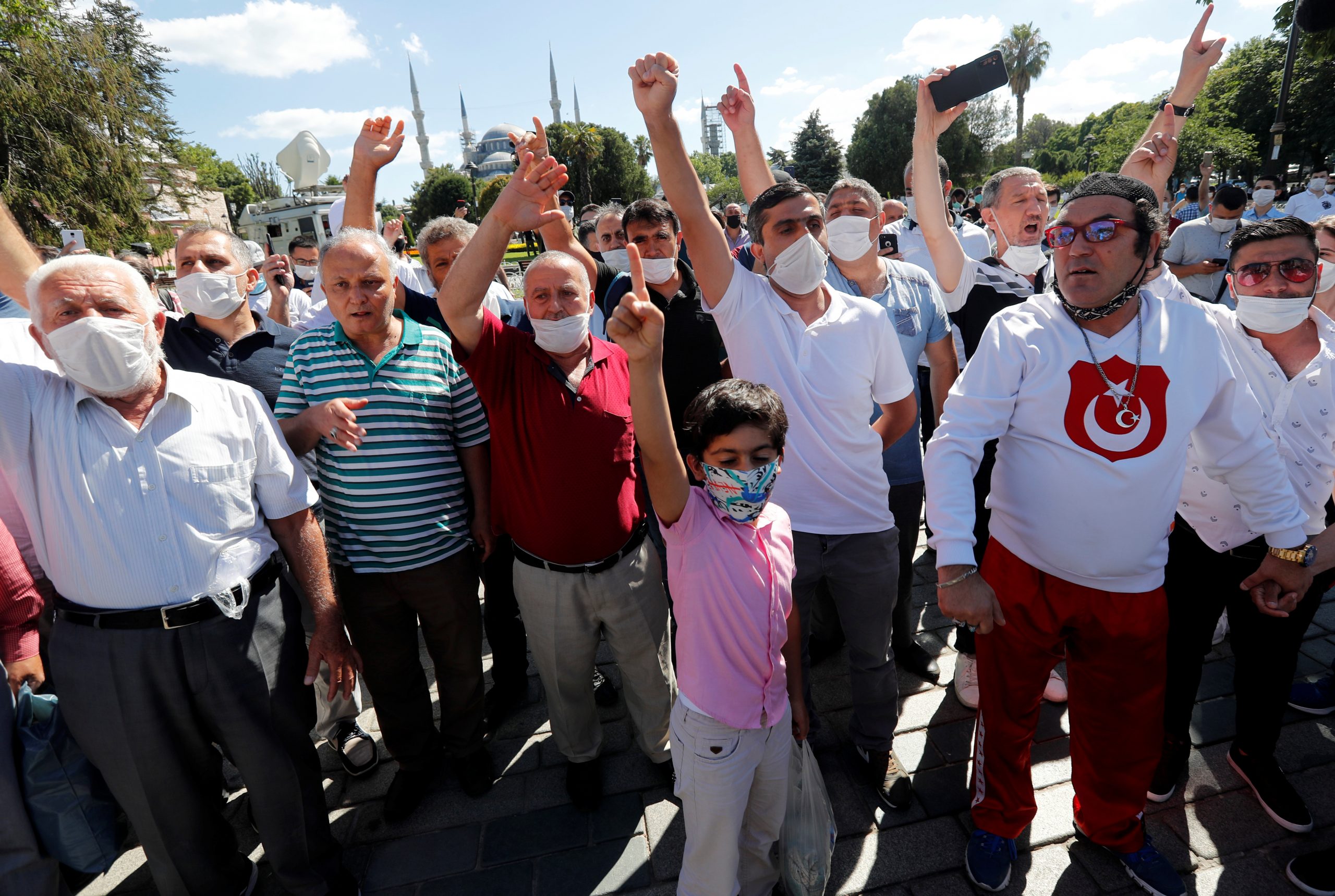 Толпа радуется решению о превращении Святой Софии снова в мечеть. Фото Murad Sezer/Reuters/Leta/Scanpix