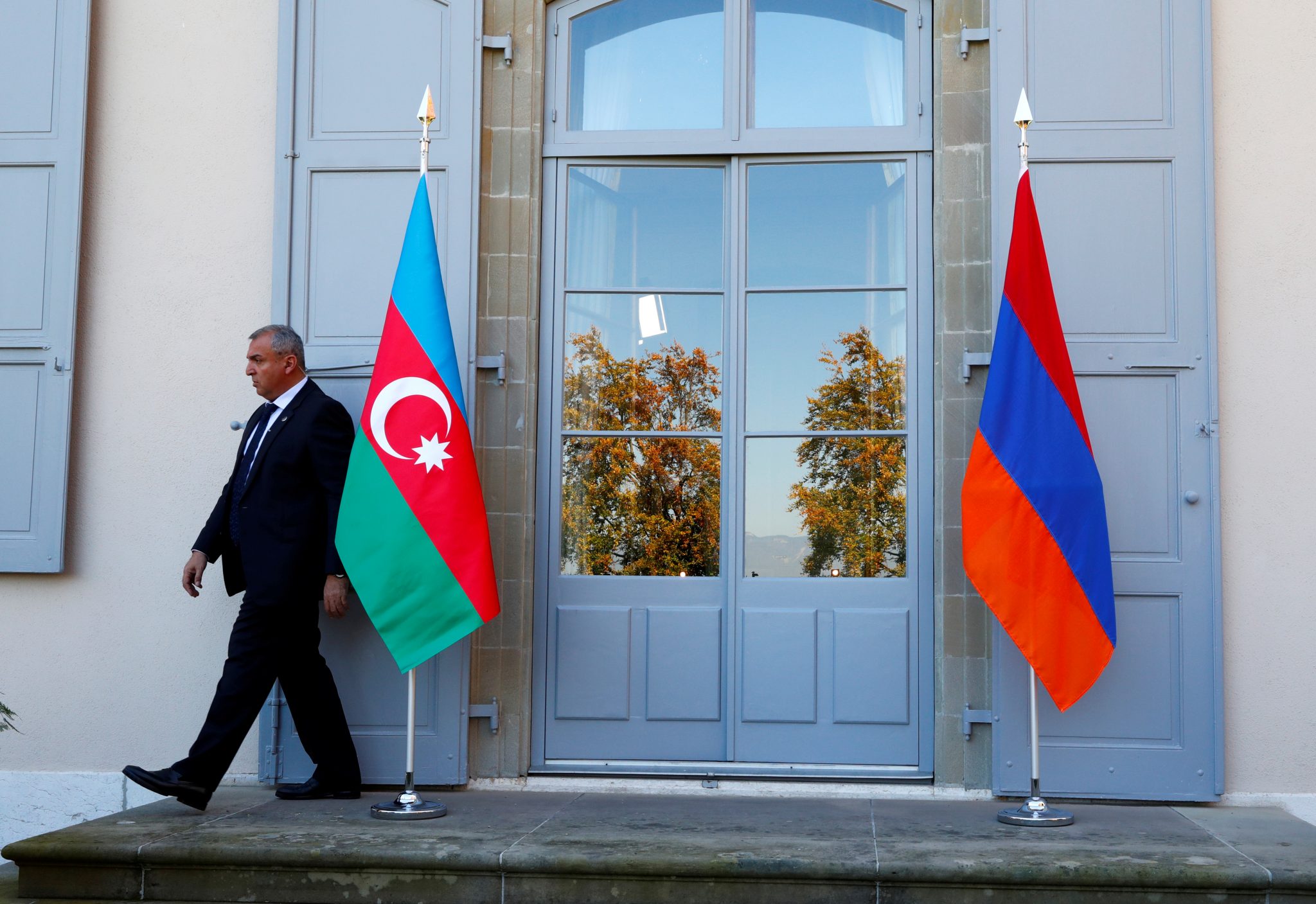 Флаги Азербайджана и Армении у здания в Женеве. Фото REUTERS/Denis Balibouse/Scanpix/Leta