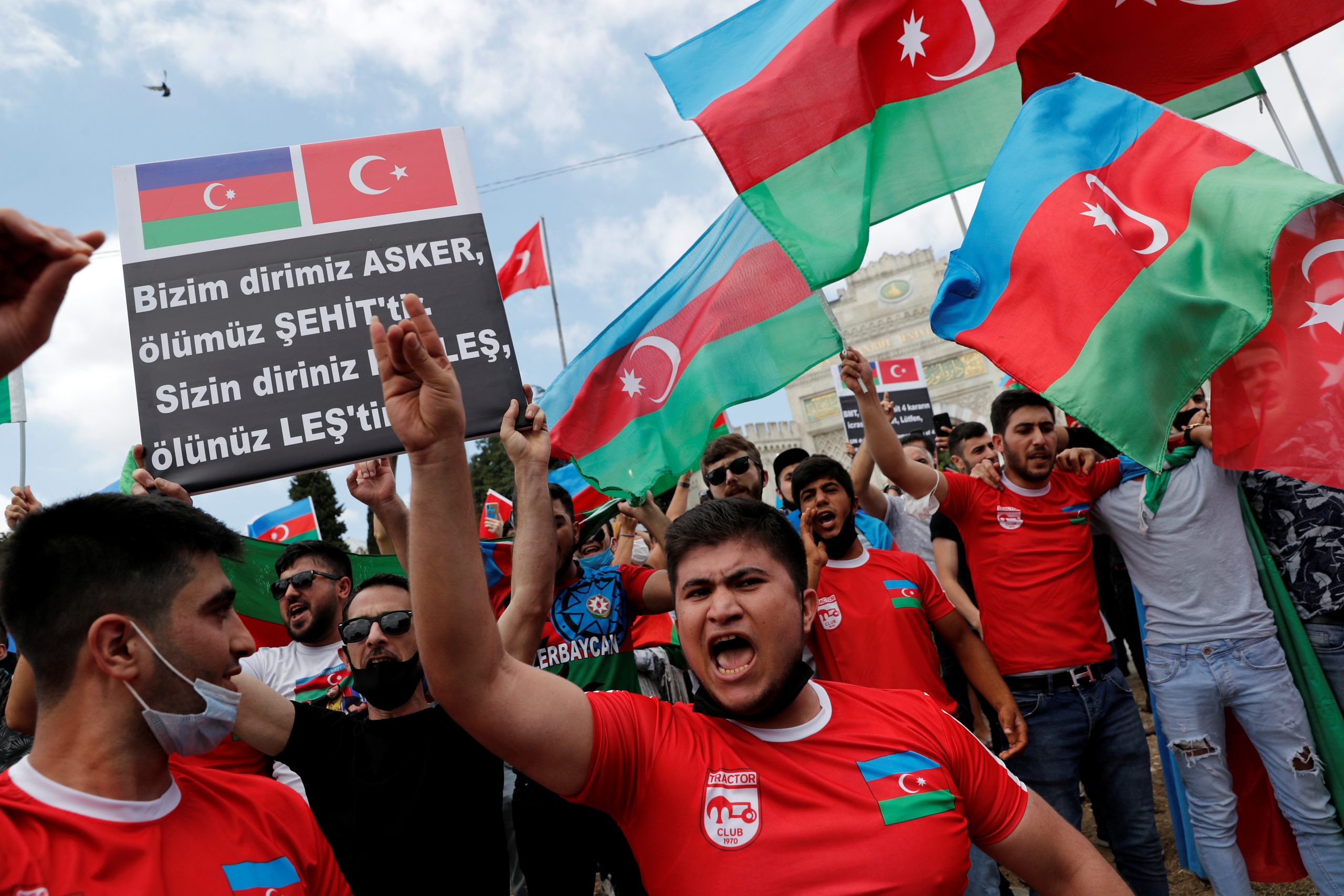 Выходцы из Азербайджана на акции протеста против Армении в Стамбуле. Фото REUTERS/Murad Sezer/Scanpix/Leta