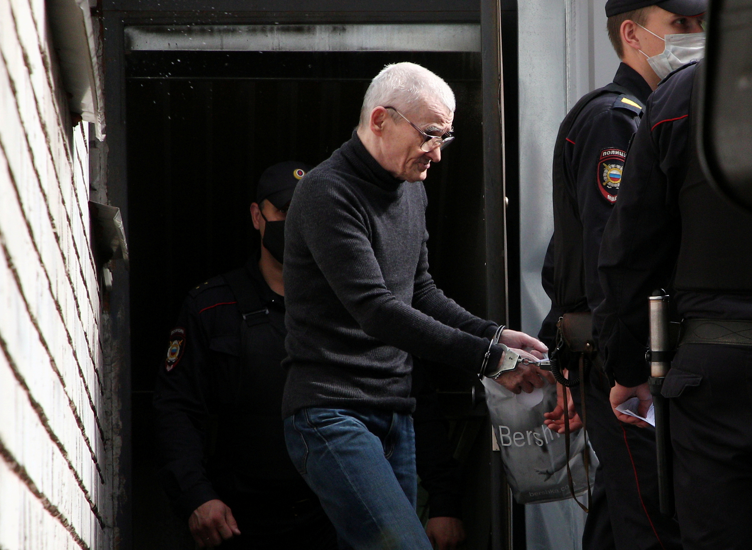 Юрий Дмитриев на выходе из здания суда после оглашения приговора. Фото Anton Vaganov/Reuters/Scanpix/Leta
