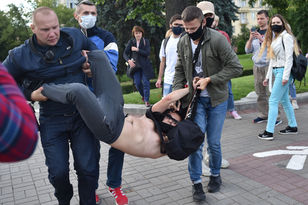 Правоохранители в штатском задерживают участника акции за честные выборы в Минске, 14 июля 2020 года. Фото AFP/Scanpix/Leta