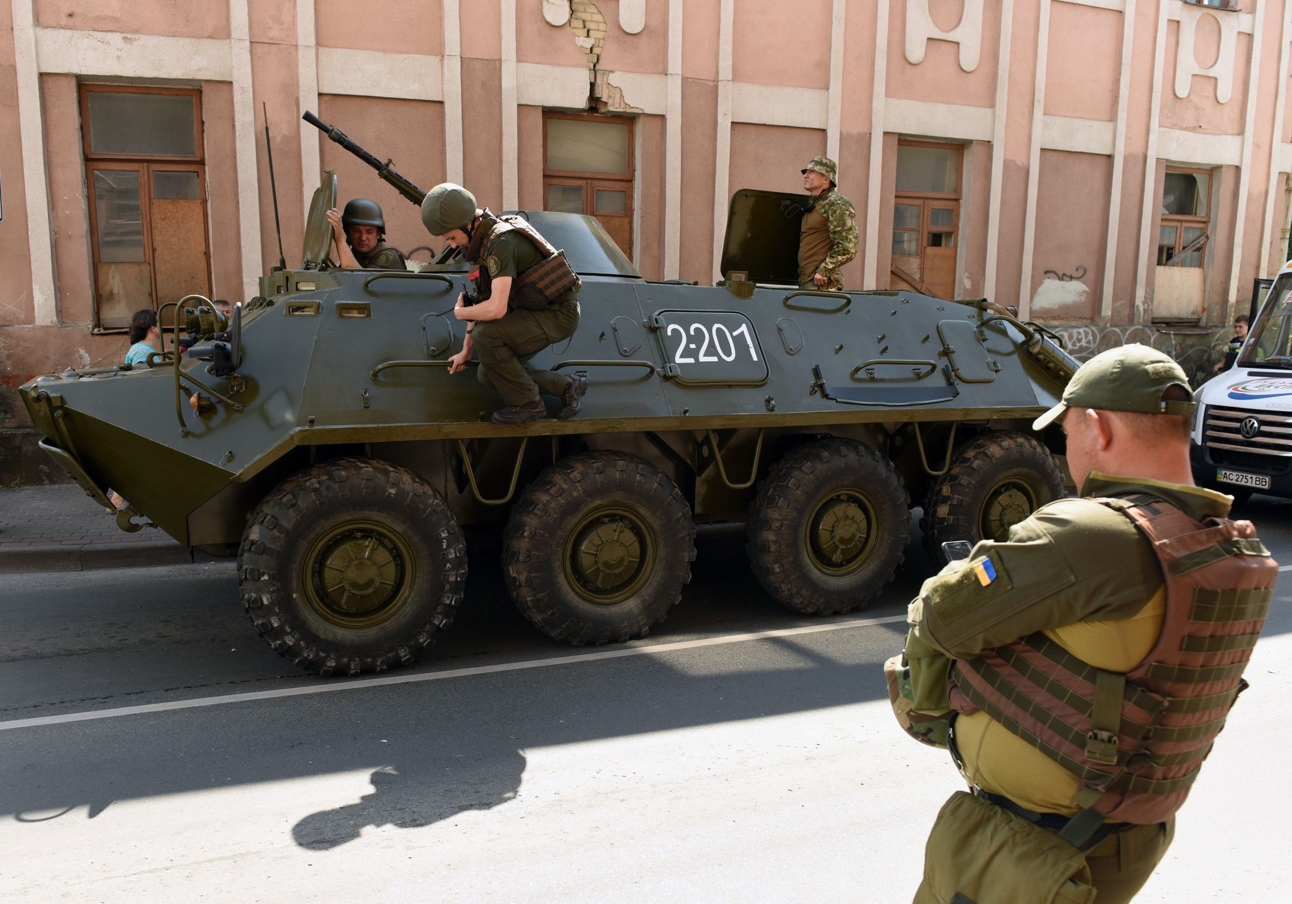 Украинские военнослужащие во время операции по освобождению заложников в Луцке. Фото AFP/Scanpix/Leta 