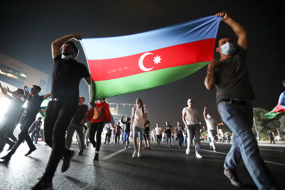 Участники шествия в Баку в поддержку азербайджанских военных, участвующих в боестолкновениях на границе с Арменией. Фото AP/Scanpix/Leta
