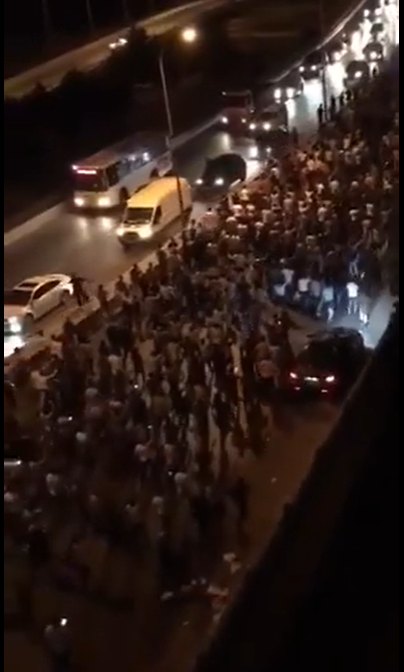 В Баку тысячи человек поддержали военных после вооруженного конфликта с Арменией. Скриншот видео YouTube-канала «JAMnews на русском».