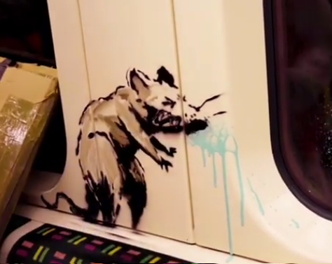 Бэнкси разрисовал вагон поезда в метро Лондона. Скриншот видео из аккаунта художника в Instagram.