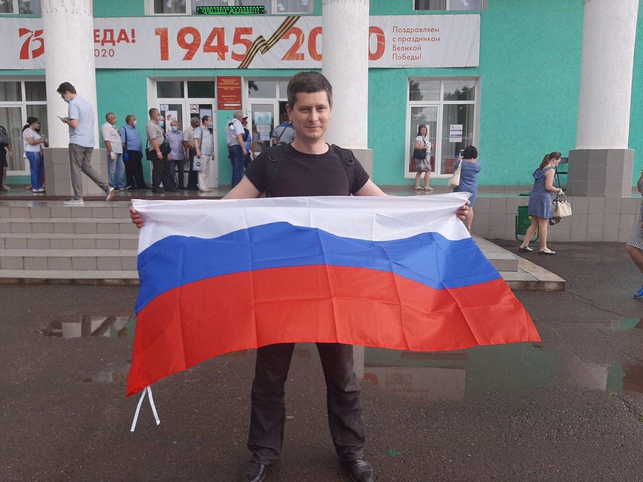 Избиратель с российским флагом у избирательного участка в ростовском селе Куйбышево 29 июня 2020 года. Фото Spektr.Press