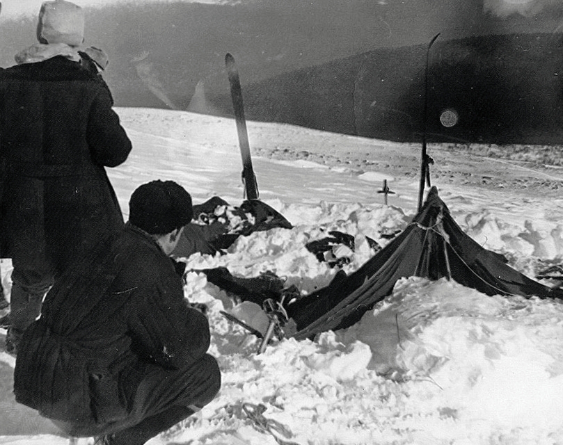 Вид на найденную палатку группы. Фото спасателя Вадима Брусницына от 26 или 28 февраля 1959 г. Слева — поисковик Юрий Коптелов.