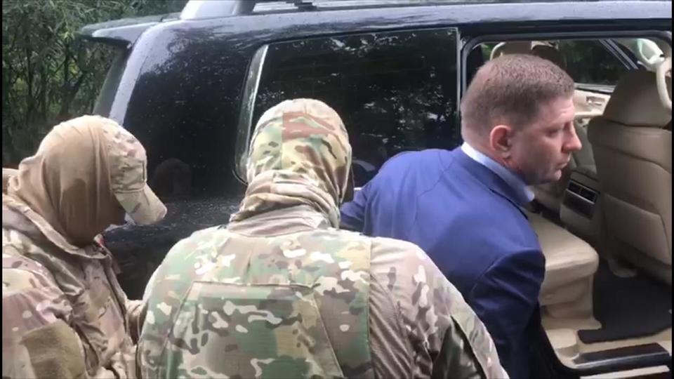 Задержание губернатора Хабаровского края Сергея Фургала. Скриншот видео СКР.