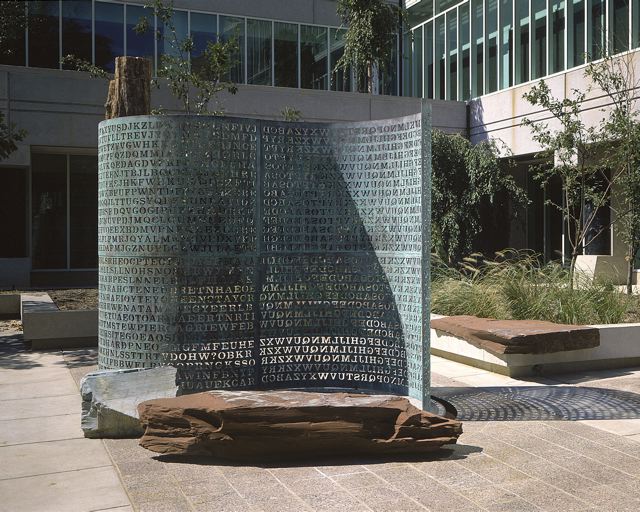 Криптос на территории офиса ЦРУ. Фото автора скульптуры Джима Санборна
