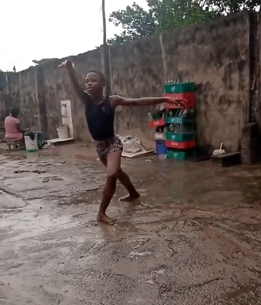 Mmesoma Madu танцует балет. Скриншот видео FB.